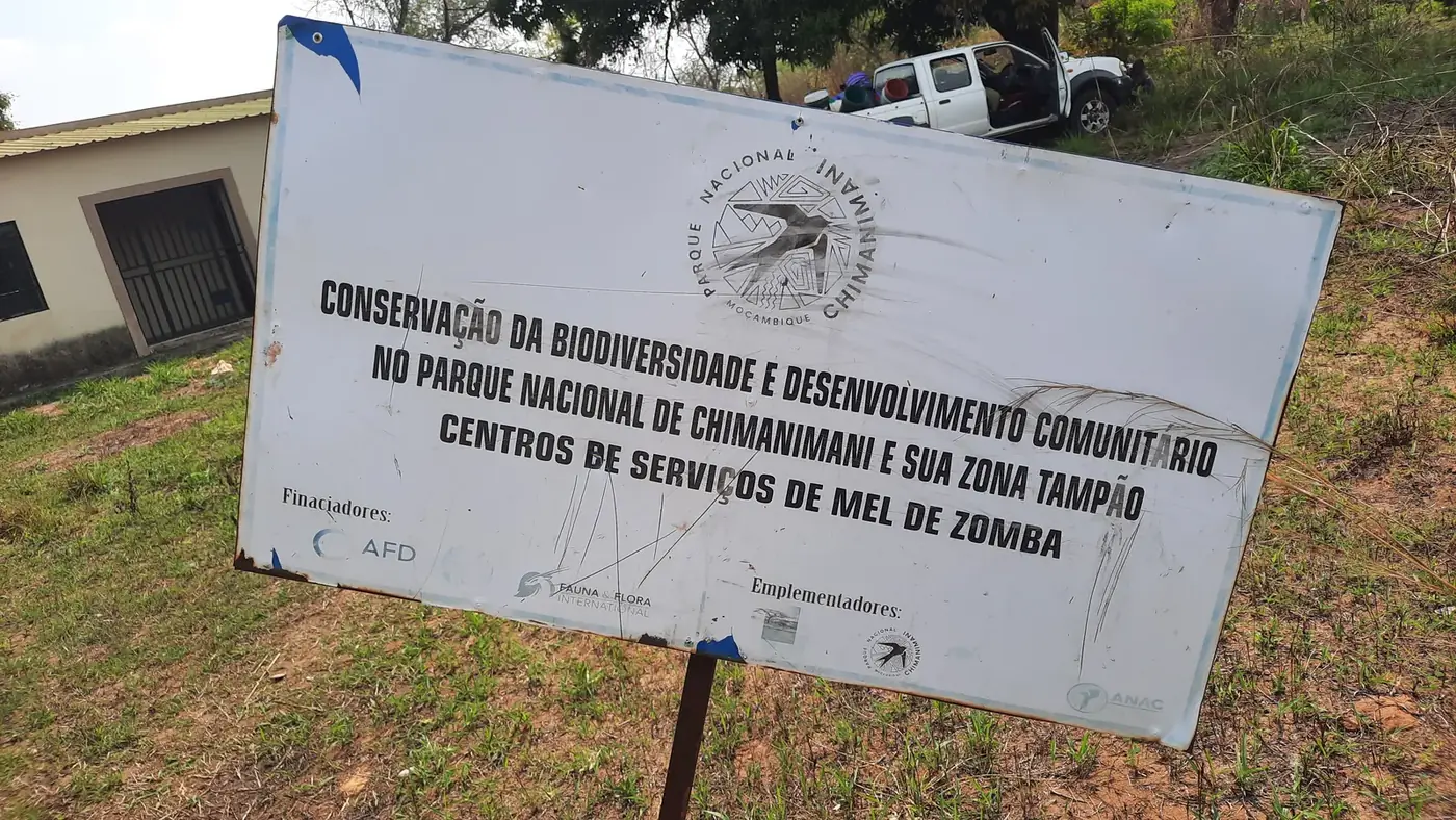 Placa do Centro de Serviços de Mel de Zomba