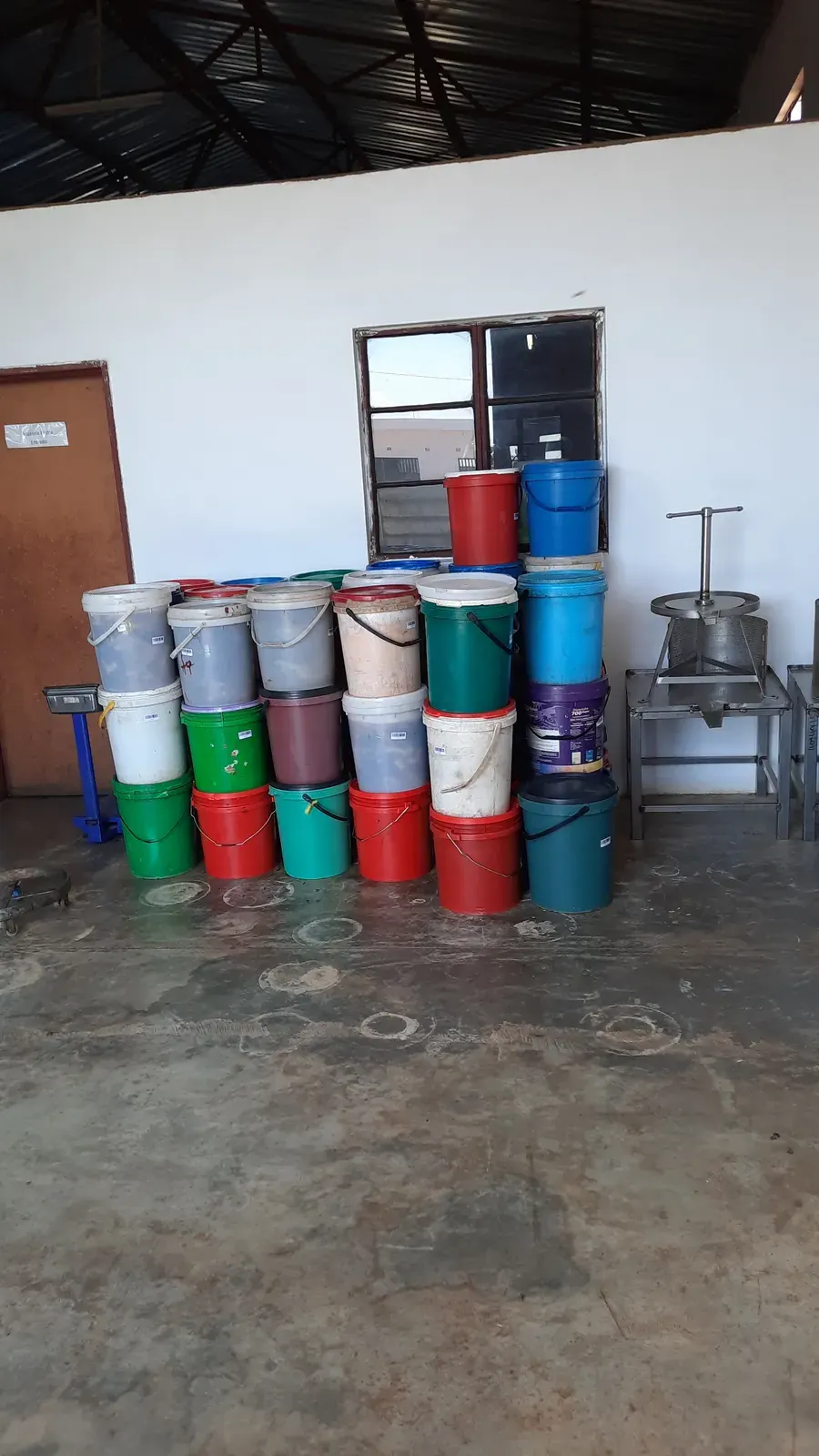 Armazém de mel bruto na fábrica de Chimoio