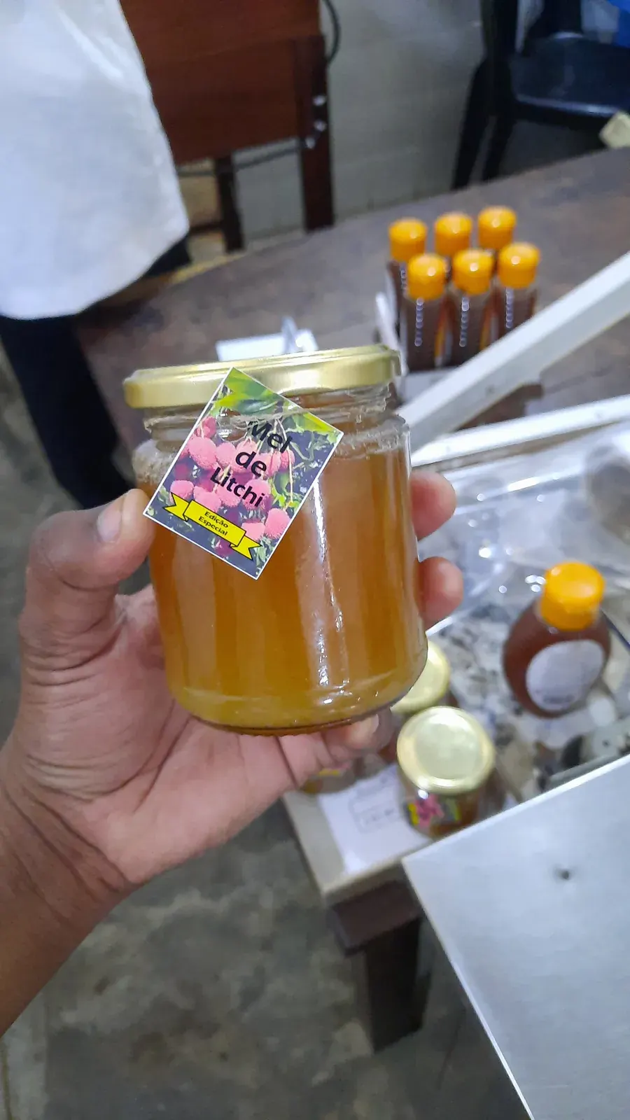 Mel de lichia na linha de enchimento
